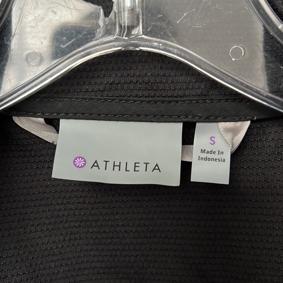 Atheleta Lightweight Running Jacket with reflective back and pockets - Picture 6 of 13